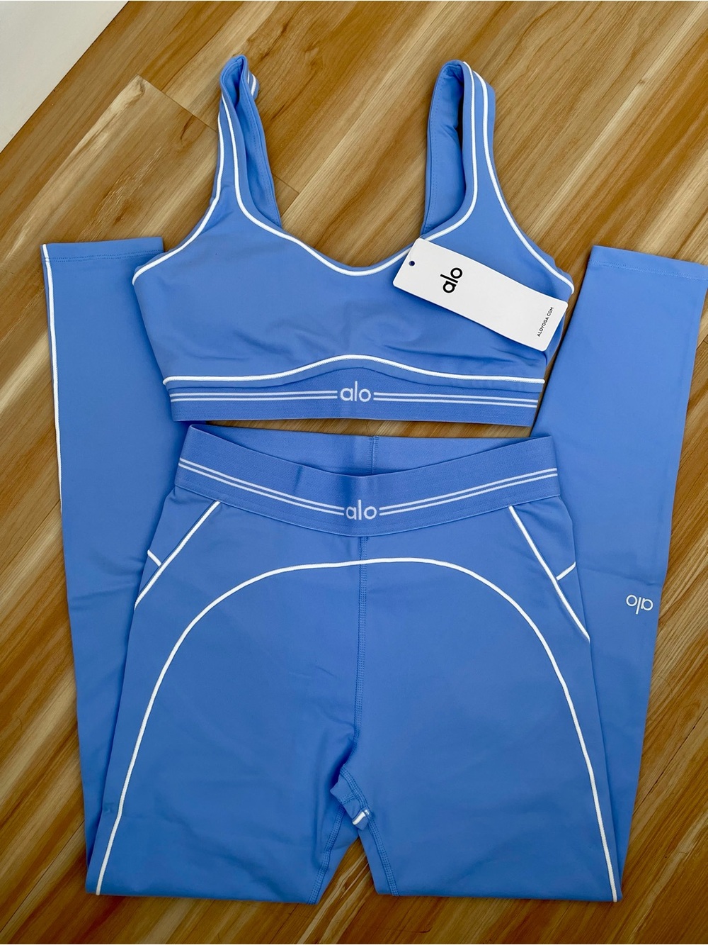 ALO Yoga Women’s Blue Sports Bra & Leggings Set with White Piping - Picture 1 of 4